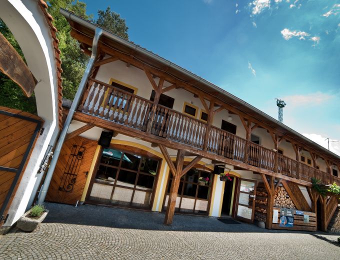 Pohled na dvůr penzionu Kamínek Nové Hrady od hlavní brány