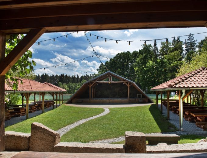 Venkovní kryté pódium penzionu Kamínek v Nových Hradech