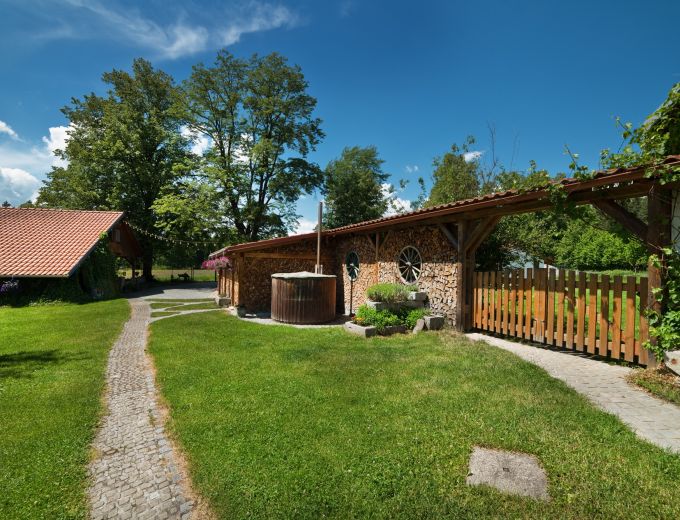 Zahrada penzionu Kamínek s koupacím sudem